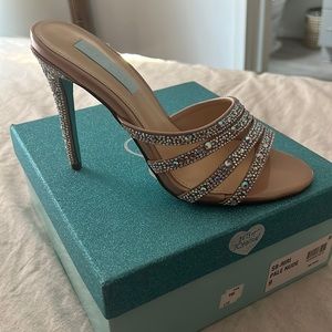 Beautiful rinestones sandals